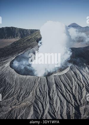 Volcan bromo en éruption pendant la journée ensoleillée d'été dans le parc national bromo Tengger Semeru, Java oriental, Indonésie. Banque D'Images