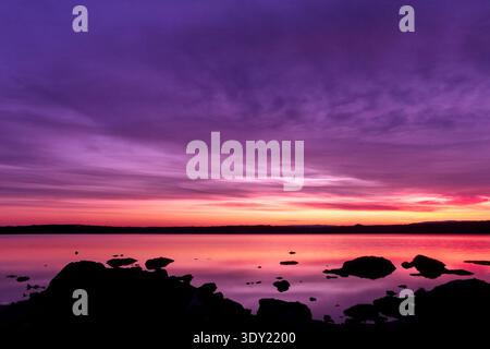 Coucher de soleil violet pittoresque sur un horizon de mer calme Banque D'Images