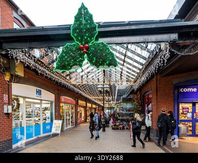Décorations de Noël dans la passerelle de shopping, Abergavenny, pays de Galles, Royaume-Uni Banque D'Images