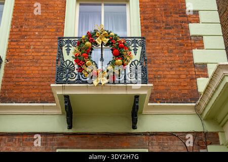 Décorations de Noël sur le bâtiment sur Rochester High Street Rochester Kent Banque D'Images