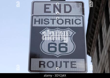 Panneau marquant la fin de la route historique 66 à Chicago, Illinois. La route a été établie en 1926. Banque D'Images