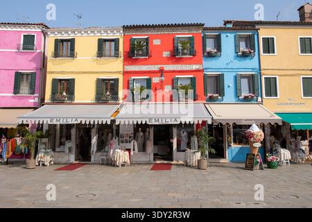 Bâtiments colorés et magasins sur l'île de Burano qui est une attraction touristique populaire situé dans la lagune vénitienne près de Venise, en Italie Banque D'Images