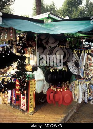 Un stand souvenir avec des chapeaux traditionnels, des fans et des foulards de football à Séville, en Espagne. Banque D'Images