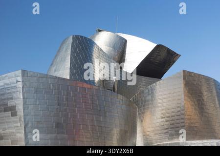 Détail des courbes en titane du Musée Guggenheim Bilbao, Espagne, sous un ciel bleu clair. Banque D'Images