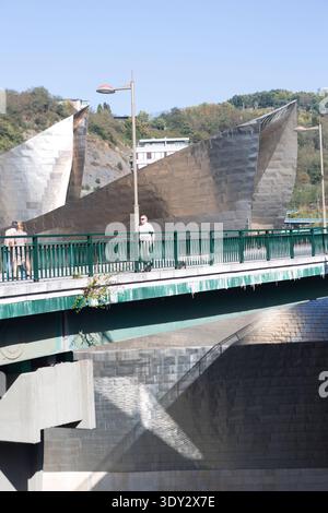 Vue architecturale du musée Guggenheim et du pont de la salve à Bilbao, en Espagne, sous un ciel bleu clair Banque D'Images