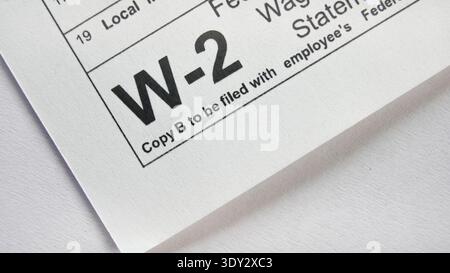 W-2 document de déclaration fédérale des salaires et impôts montrant le formulaire à remplir par un employé pendant la saison d'imposition Banque D'Images