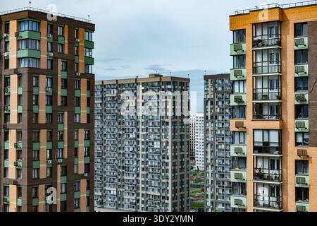 Bâtiments résidentiels modernes créant un nouveau paysage urbain avec des logements denses Banque D'Images