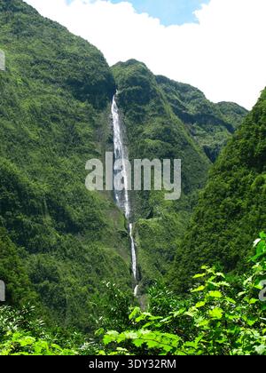 Saint Benoit, la Réunion : à flanc de montagne escarpé avec la célèbre cascade la Cascade Blanche dans la vallée de la rivière Mat Banque D'Images