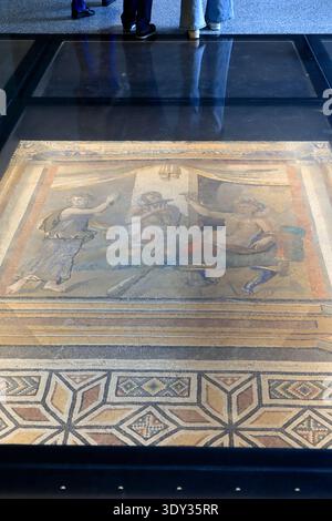 Visiteurs par le plancher de verre avec le pavé en mosaïque représentant le concours de boisson entre Herakles et Dionysos fait au début du IIIe siècle EC à anti Banque D'Images