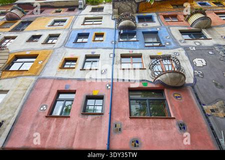L'incroyable et coloré Hundertwasserhaus à Vienne, Autriche Banque D'Images