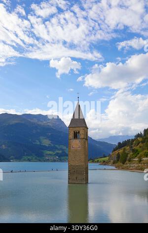 Clocher enterré sous le lac Resia, Curon Venosta, Bolzano, Italie Banque D'Images