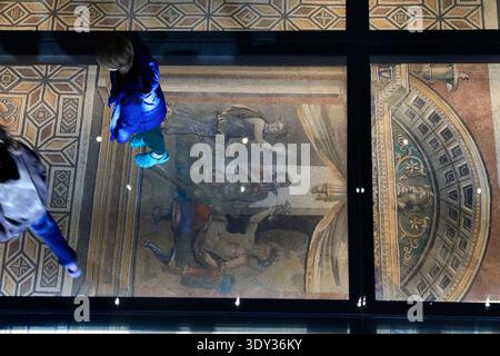 Visiteurs marchant sur le sol en verre avec le pavé en mosaïque représentant le concours de boisson entre Herakles et Dionysos fait au début du IIIe siècle Banque D'Images
