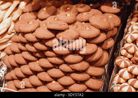 Délicieux biscuits au chocolat fraîchement cuits dans l'affichage de boulangerie. Banque D'Images