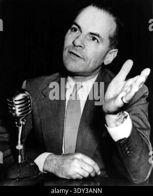 1947 , 14 novembre , WASHINGTON , DC , Etats-Unis : l'ex acteur américain de cinéma, politicien républicain et ambassadeur JOHN DAVIS LODGE ( 1903 - 1985 ). En 1929, il épouse la socialite italo-américaine, actrice et danseuse Francesca Braggiotti ( 1902 - 1998 ). Dans cette photo est montré témoignant befor la Commission des affaires étrangères de la Chambre à Washington , a prédit la possibilité d'un ' coup d'État intérieur ' communiste en ITALIE , vers mars prochain 1948 , juste avant les élections politiques générales . Photographe inconnu . - USA - FILM - CINÉMA - AMBASCIATORE - POLITICO - POLITIQUE - POLITICA - POLITICIEN - ATTORE Banque D'Images