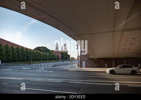 Vue sur le Kremlin de Moscou et la Tour Spasskaya regardant sous un pont Banque D'Images