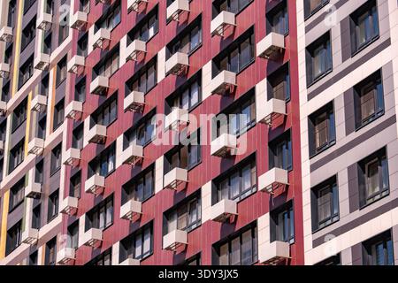Façade de bâtiment résidentiel moderne intégrant des unités de climatisation et des panneaux colorés Banque D'Images