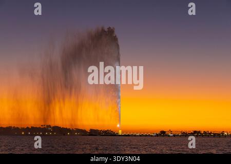 Fontaine du roi Fahd (la plus haute fontaine d'eau du monde) au coucher du soleil à Djeddah, Arabie Saoudite Banque D'Images