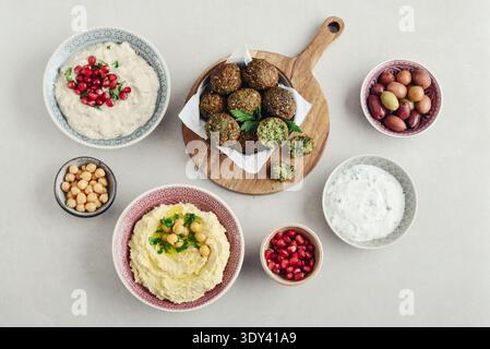 Moyen-Orient, petit déjeuner traditionnel arabe avec houmous, falafel, mutabbal, qudsia et baba ghanoush, vue de dessus Banque D'Images
