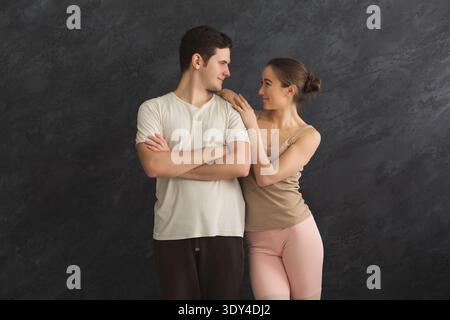 Beau couple de fitness debout à la salle de gym Banque D'Images
