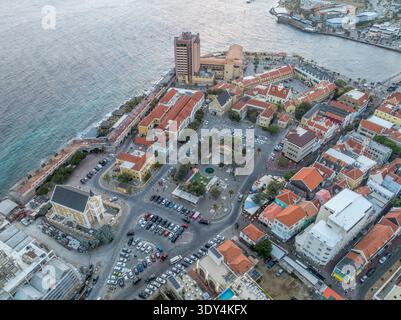 Vue aérienne du fort historique d'Amsterdam à Willemstad : explorez la forteresse coloniale néerlandaise, classée au patrimoine mondial de l'UNESCO, le palais du gouverneur royal Banque D'Images