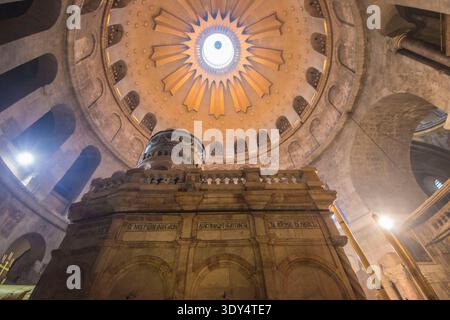 Plan grand angle bas regardant du tombeau de Jésus au dôme orné de l'église du Saint-Sépulcre, Jérusalem. Banque D'Images