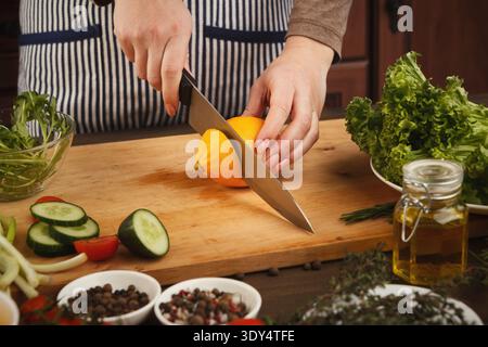 Femme avec couteau coupant citron sur planche de bois Banque D'Images