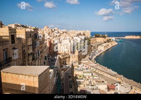 Vue surélevée depuis les jardins Upper Barrakka surplombant la porte Victoria, les bastions historiques et les balcons traditionnels de la Valette, Malte Banque D'Images