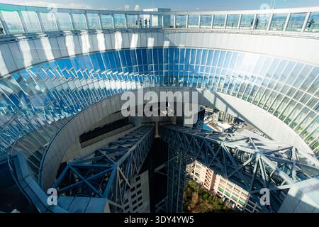 Plan détaillé du centre circulaire au sommet de l'Umeda Sky Building à Osaka, au Japon, mettant en évidence le design futuriste et les éléments structurels Banque D'Images