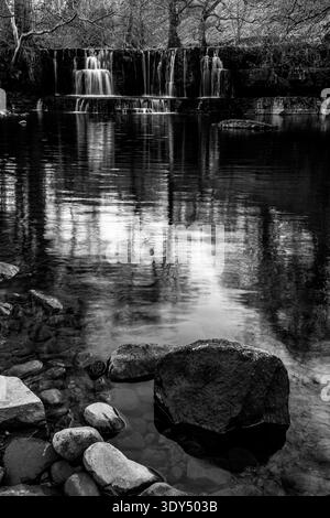 Vue en noir et blanc des chutes Scar House qui se reflète dans la piscine immobile ci-dessous Banque D'Images