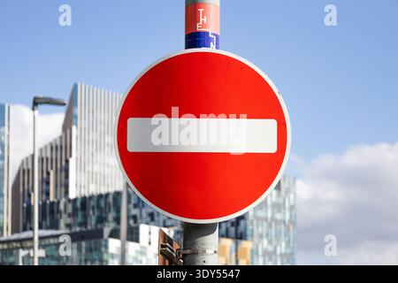 Zone d'accès restreint marquée par un panneau indiquant l'interdiction d'entrée Banque D'Images