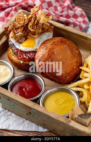 Hamburger de bœuf gourmand garni d'oeuf et d'oignon Banque D'Images