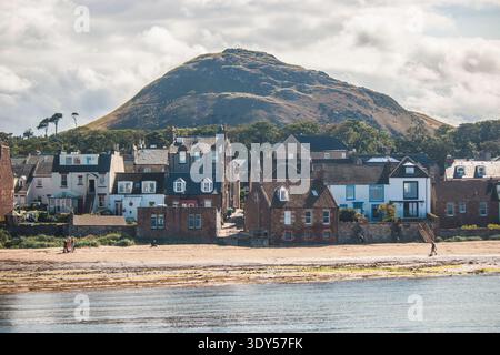 Vue estivale depuis la mer regardant vers la ville de North Berwick, en Écosse, avec la plage de sable au premier plan et North Berwick Law derrière. Banque D'Images