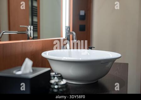Vanité de salle de bains moderne avec évier et robinet chromé, Dolomites Banque D'Images