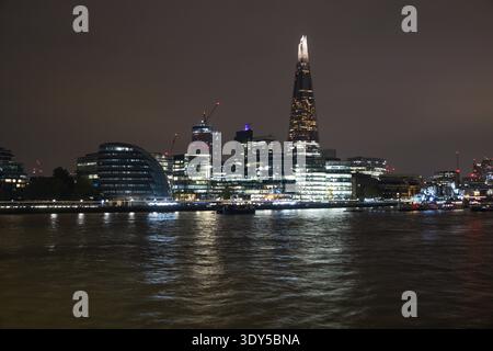 Le Shard et la ligne d'horizon de Londres illuminés la nuit par la Tamise. Londres, Royaume-Uni, 9 novembre 2024 Banque D'Images