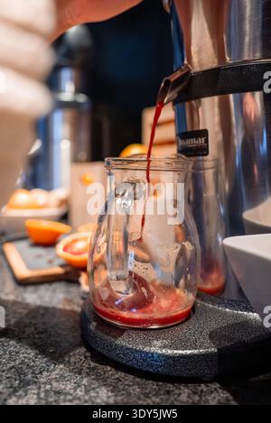 Le jus d'orange sang coule de jus de jus commercial dans Dolomites Banque D'Images