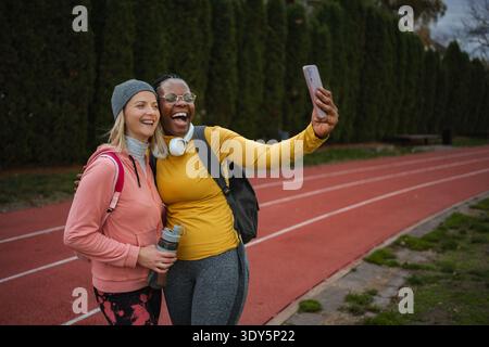 Diverses femmes amies prenant selfie après l'entraînement Banque D'Images