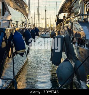 Garde-boue des navires amarrés dans le port de Valence de superyachts de luxe. Banque D'Images