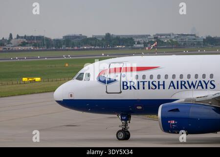 Airbus A320-232 de British Airways (immatriculé G-EUYF) au terminal 5 de l'aéroport de Londres Heathrow. Épine dorsale du réseau européen court-courrier de la compagnie aérienne. Banque D'Images