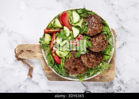 Côtelettes frites, viande hachée mélangée, avec salade de légumes, maison, vue de dessus, personne Banque D'Images