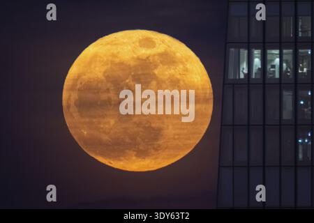 La pleine lune se lève à gauche de la Banque centrale européenne (BCE) à Francfort-sur-le-main. La pleine lune en mars est aussi appelée la lune des vers parce que moi Banque D'Images