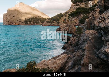 Côte rocheuse et baie turquoise à sa Calobra, Serra de Tramuntana Banque D'Images