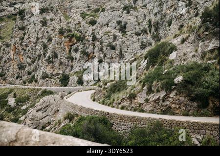 Courbe murale en pierre sur ma-2141 près de nus de sa Calobra, Majorque, Espagne Banque D'Images