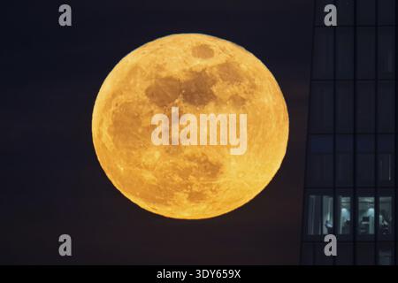 La pleine lune se lève à gauche de la Banque centrale européenne (BCE) à Francfort-sur-le-main. La pleine lune en mars est aussi appelée la lune des vers parce que moi Banque D'Images