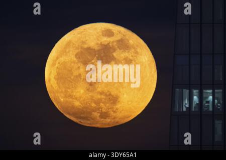 La pleine lune se lève à gauche de la Banque centrale européenne (BCE) à Francfort-sur-le-main. La pleine lune en mars est aussi appelée la lune des vers parce que moi Banque D'Images