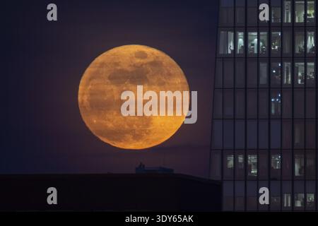 La pleine lune se lève à gauche de la Banque centrale européenne (BCE) à Francfort-sur-le-main. La pleine lune en mars est aussi appelée la lune des vers parce que moi Banque D'Images
