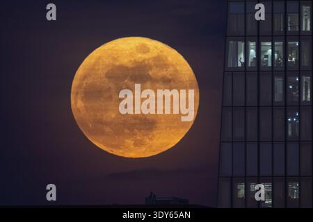 La pleine lune se lève à gauche de la Banque centrale européenne (BCE) à Francfort-sur-le-main. La pleine lune en mars est aussi appelée la lune des vers parce que moi Banque D'Images