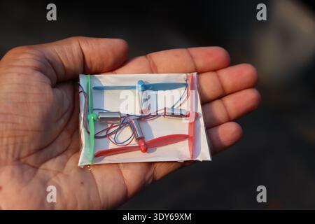 Moteur à courant continu sans noyau également appelé moteurs à courant continu à haut régime utilisés dans la fabrication de petits drones et de projets électroniques de loisirs tenus dans la main Banque D'Images