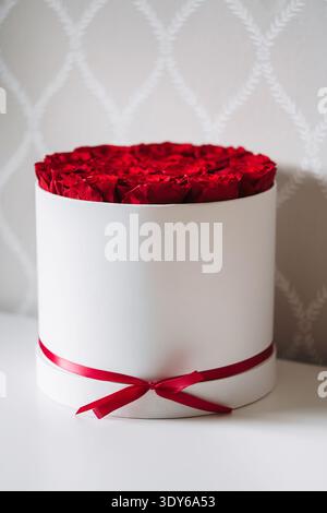 Roses rouges dans une boîte blanche avec ruban rouge Banque D'Images
