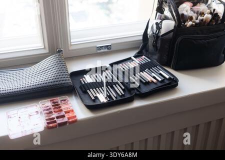 Pinceaux de maquillage et cosmétiques sur la table dans le salon de beauté. Inventez LA NATURE MORTE Banque D'Images