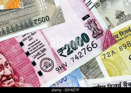 Gros tas de billets d'argent en roupies indiennes billets de banque gros plan. Beaucoup d'argent de monnaie INR indienne en gros paquet. Economie et affaires en Inde Banque D'Images